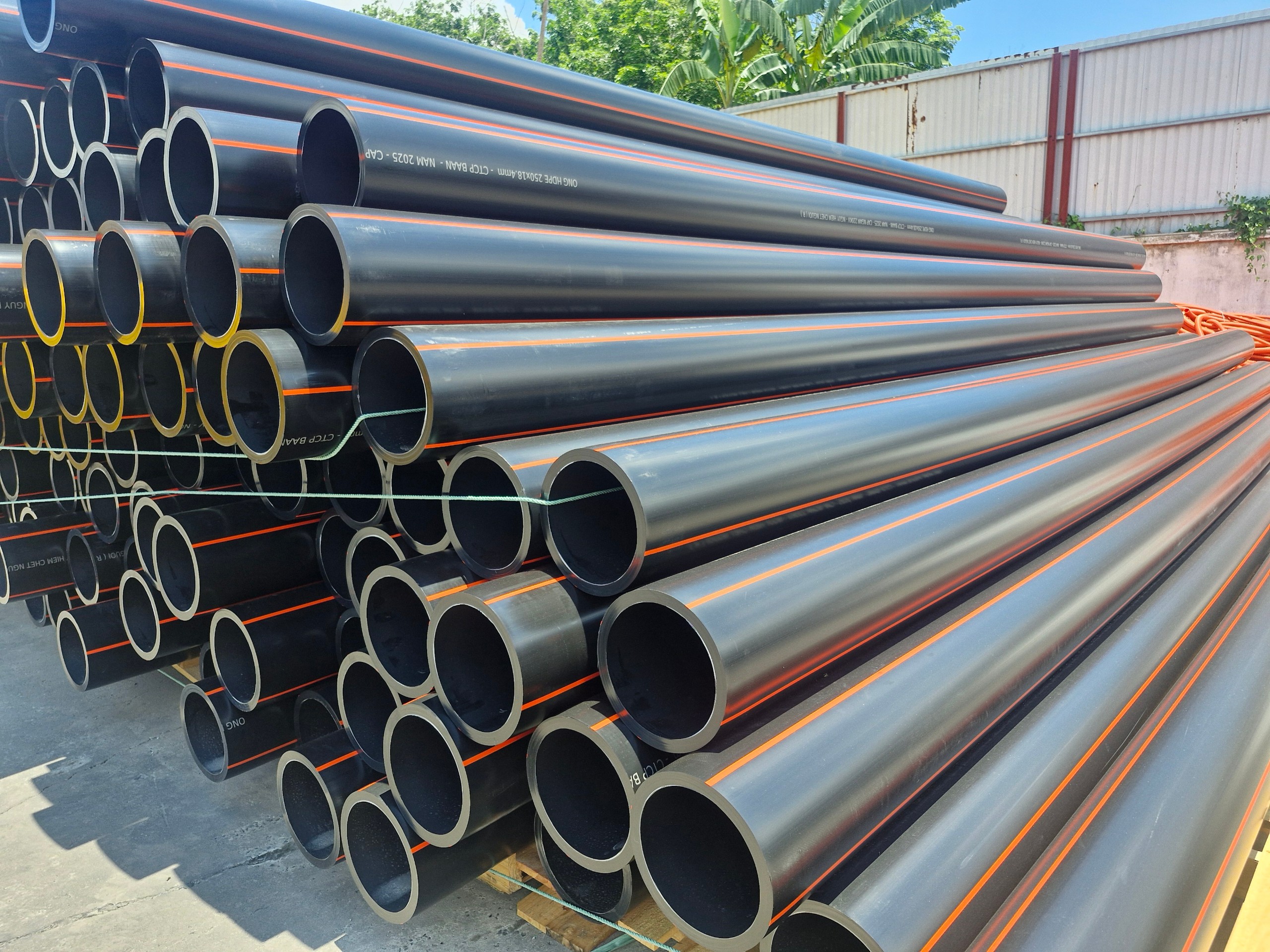 Ống HDPE đen sọc cam